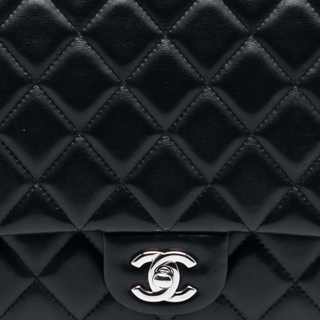 Chanel Matelassé Cuir d’agneau à rabat Pochette avec chaîne