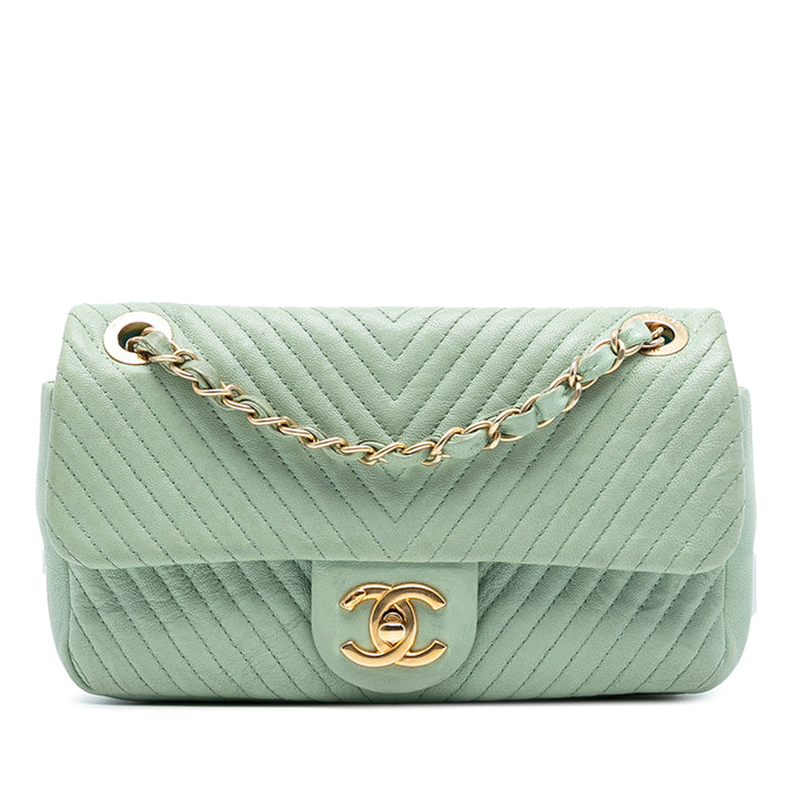 Chanel Small Chevron Wrinkled Cuir de veau Medallion Charm Surpique à rabat