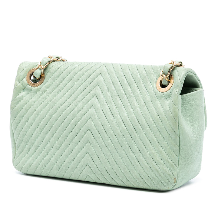 Chanel Small Chevron Wrinkled Cuir de veau Medallion Charm Surpique à rabat