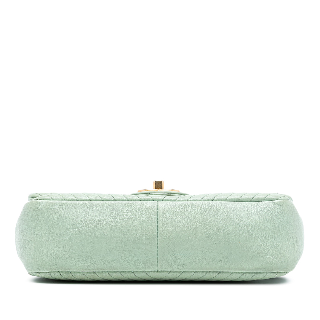 Chanel Small Chevron Wrinkled Cuir de veau Medallion Charm Surpique à rabat