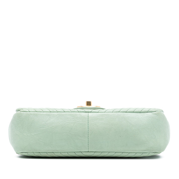 Chanel Small Chevron Wrinkled Cuir de veau Medallion Charm Surpique à rabat