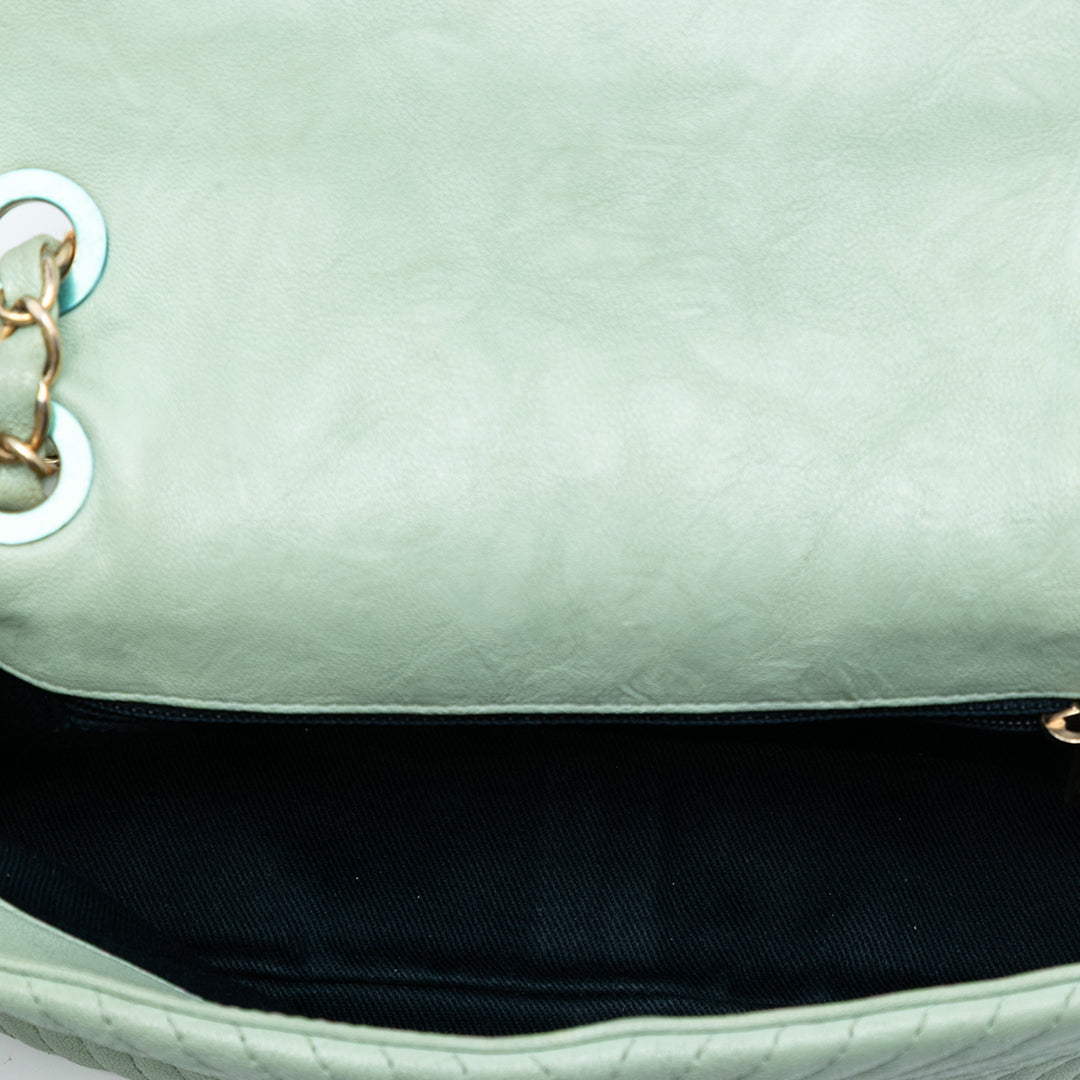 Chanel Small Chevron Wrinkled Cuir de veau Medallion Charm Surpique à rabat