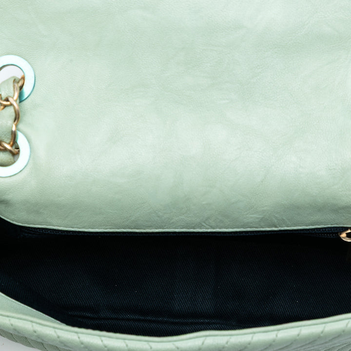 Chanel Small Chevron Wrinkled Cuir de veau Medallion Charm Surpique à rabat