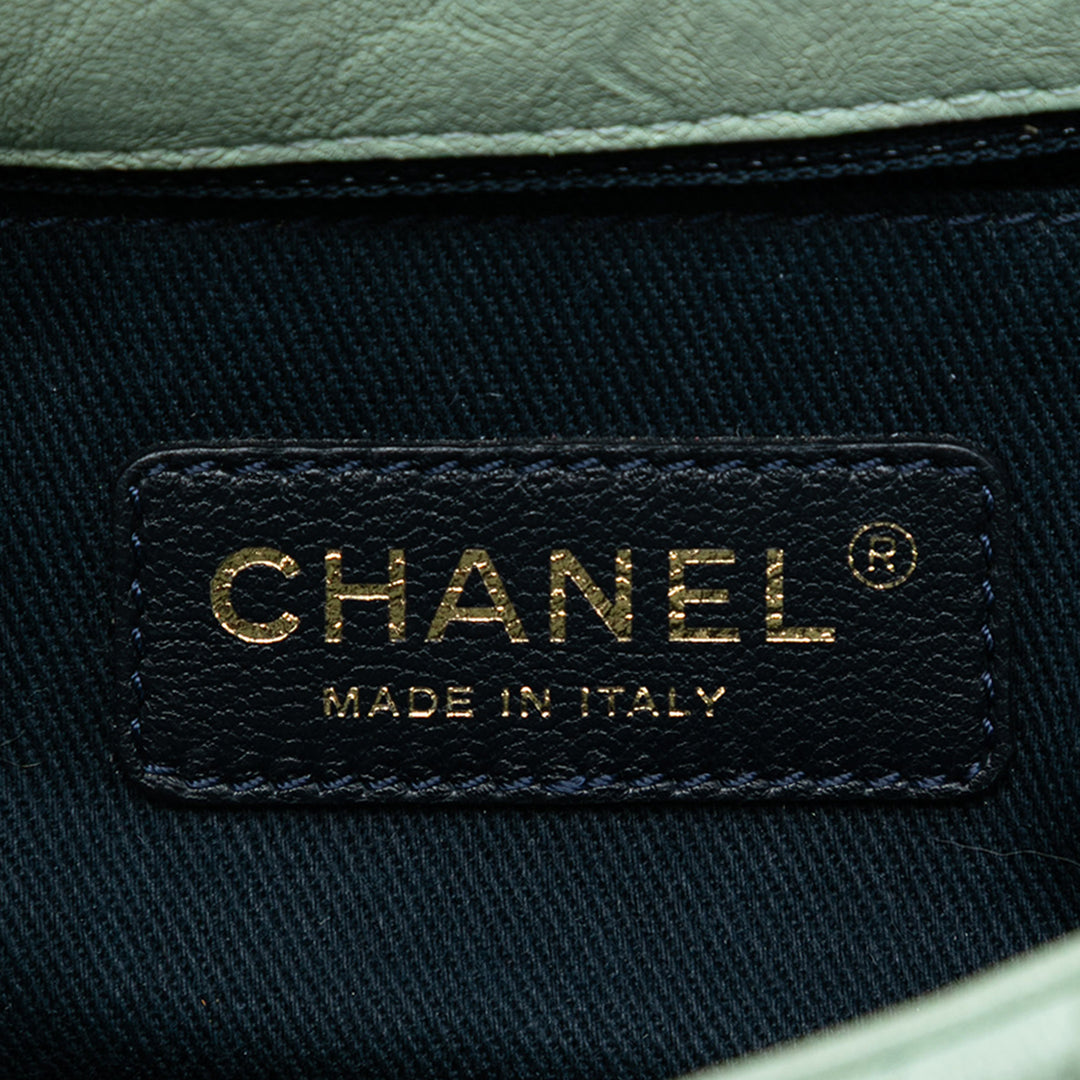 Chanel Small Chevron Wrinkled Cuir de veau Medallion Charm Surpique à rabat