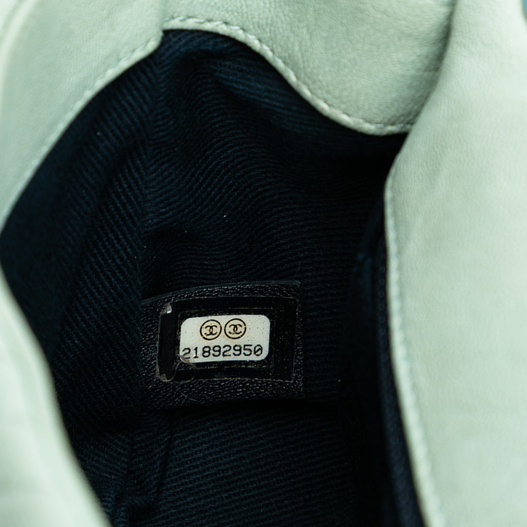 Chanel Small Chevron Wrinkled Cuir de veau Medallion Charm Surpique à rabat