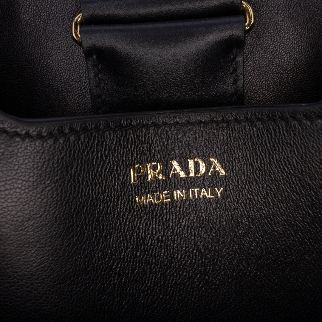 Prada Sac à main à finitions Paglia Panier Saffiano Moyen Noir – vue 5 – GABY PARIS