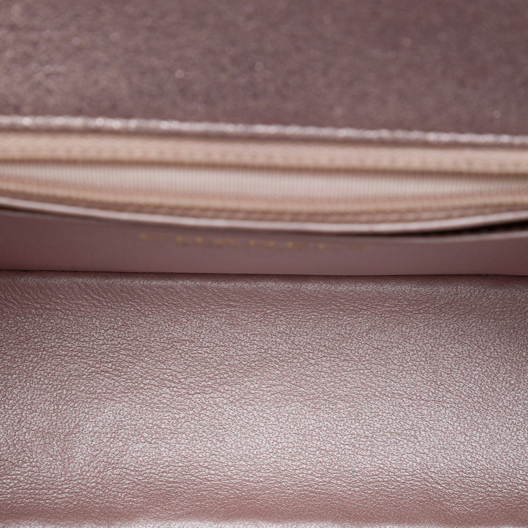 Chanel Sac bandoulière Classic Carré Métallisé Rabat simple Mini Cuir d'agneau Rose – vue 4 – GABY PARIS