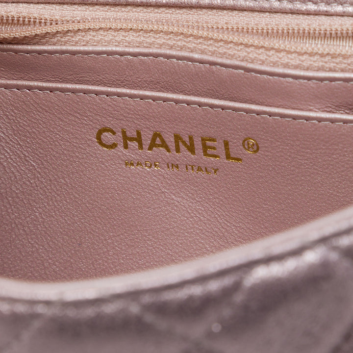 Chanel Sac bandoulière Classic Carré Métallisé Rabat simple Mini Cuir d'agneau Rose – vue 5 – GABY PARIS