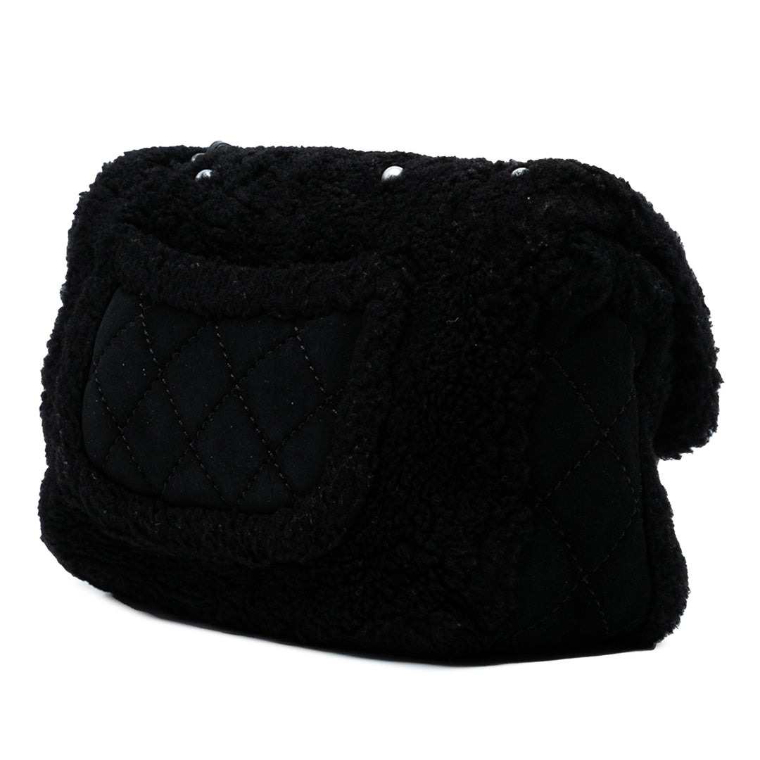 Chanel Medium Shearling Pearl Studded Flap Noir – GABY PARIS Authentique