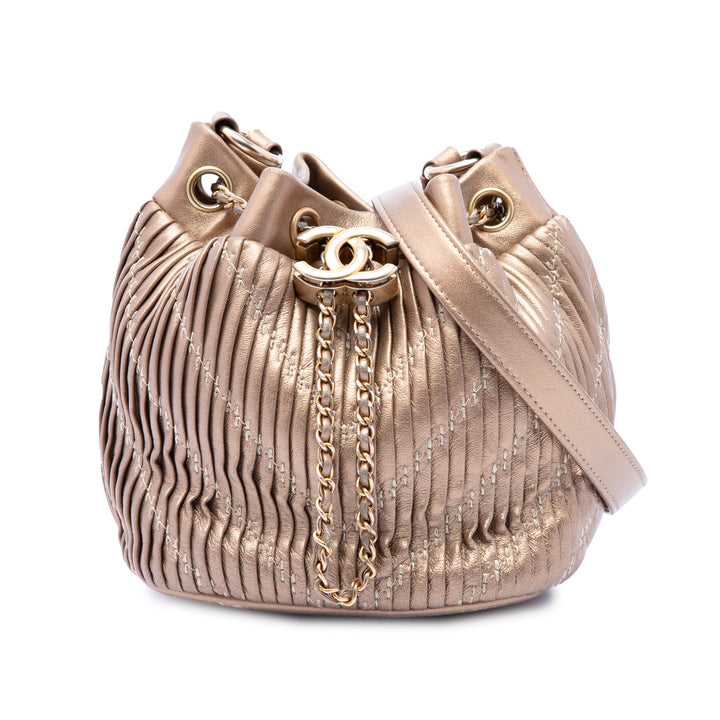 Chanel Small Metallic Cuir d'agneau Coco Pleats Drawstring Bucket Sac