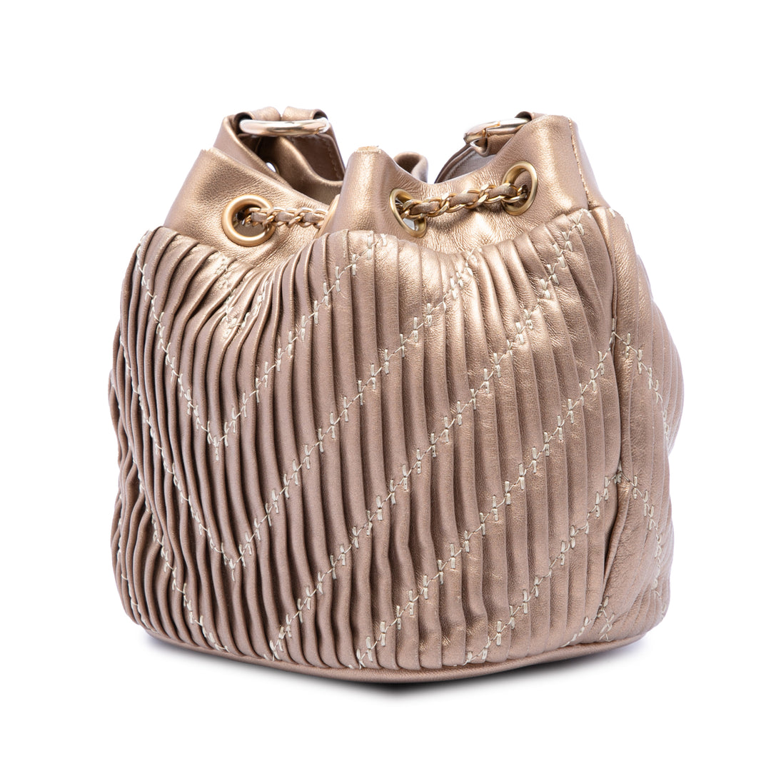 Chanel Small Metallic Cuir d'agneau Coco Pleats Drawstring Bucket Sac