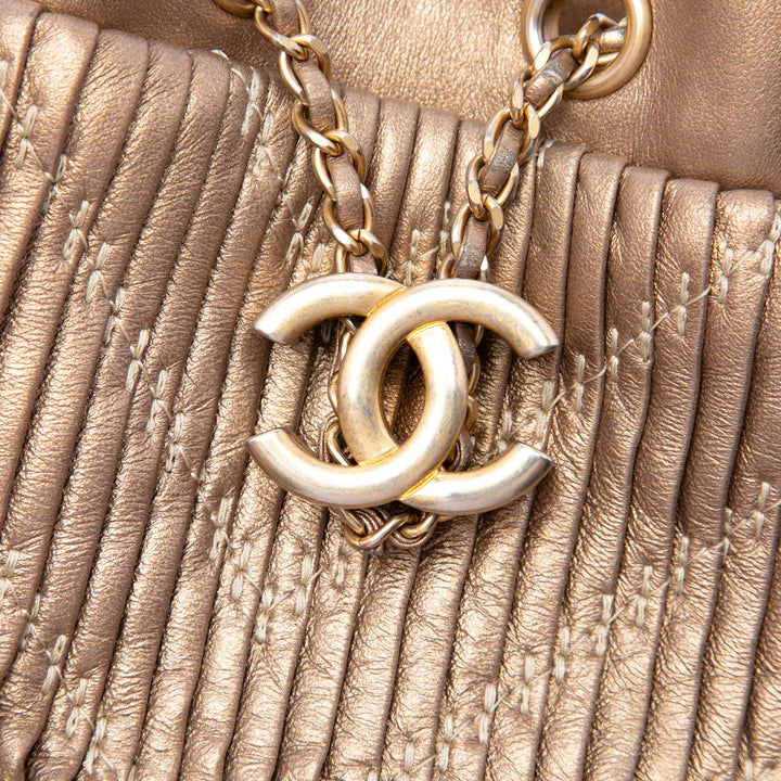 Chanel Small Metallic Cuir d'agneau Coco Pleats Drawstring Bucket Sac