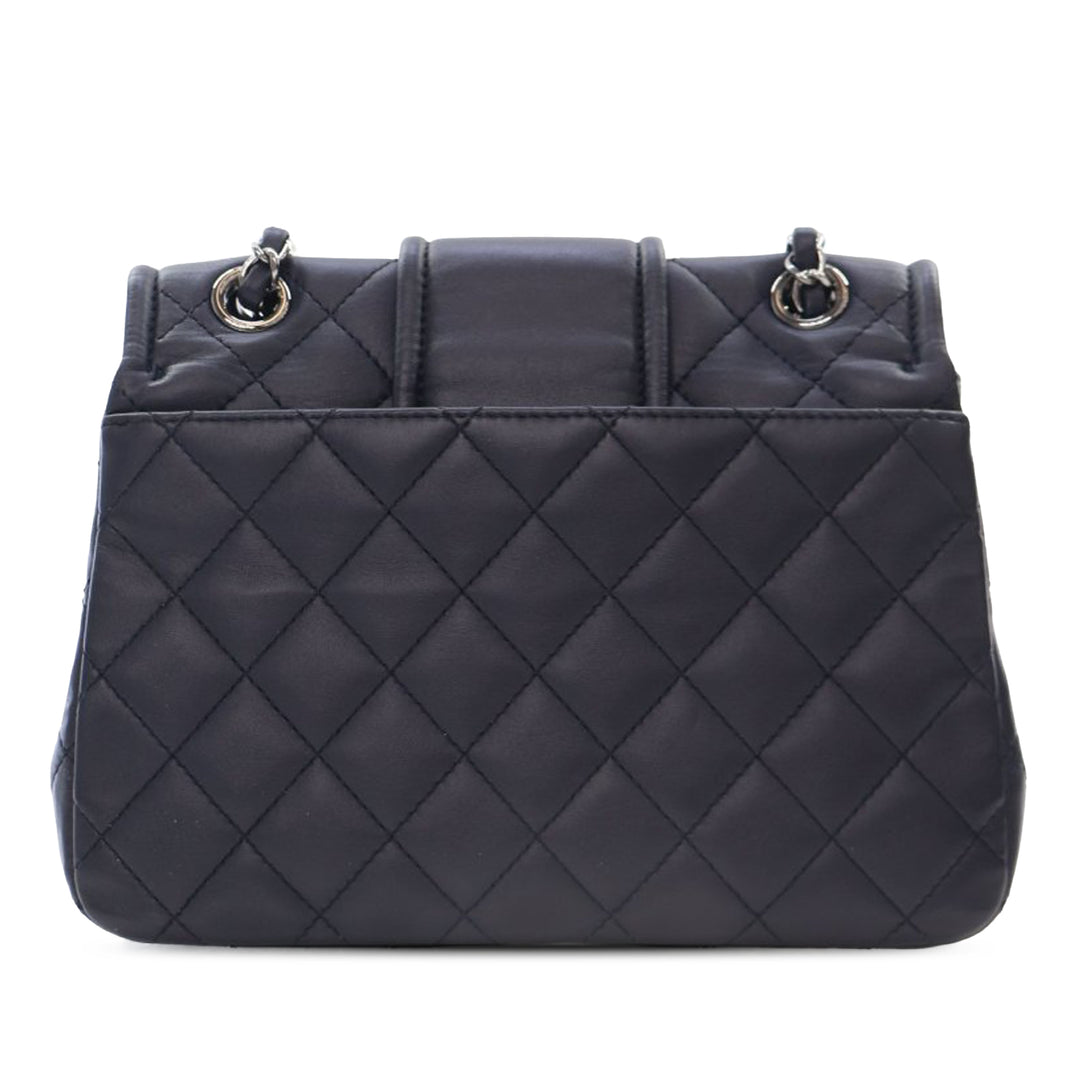 Chanel Matelassé Cuir d’agneau Elementary Chic à rabat – GABY PARIS Authentique