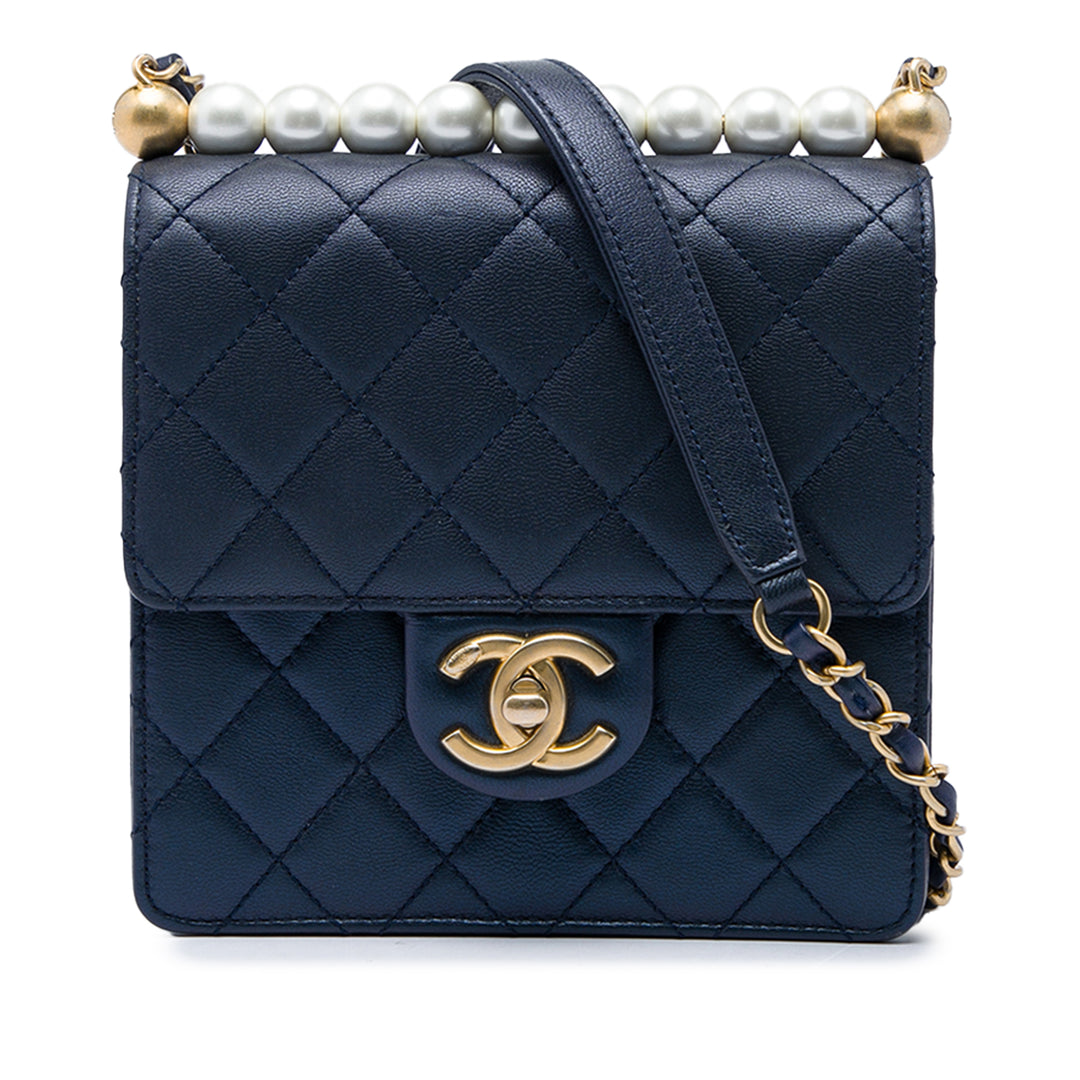 Chanel Matelassé Chic Perles à rabat Petit Cuir d'agneau Bleu – vue principale – GABY PARIS