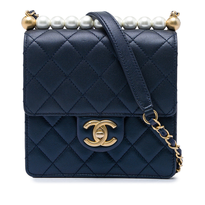 Chanel Matelassé Chic Perles à rabat Petit Cuir d'agneau Bleu – vue principale – GABY PARIS
