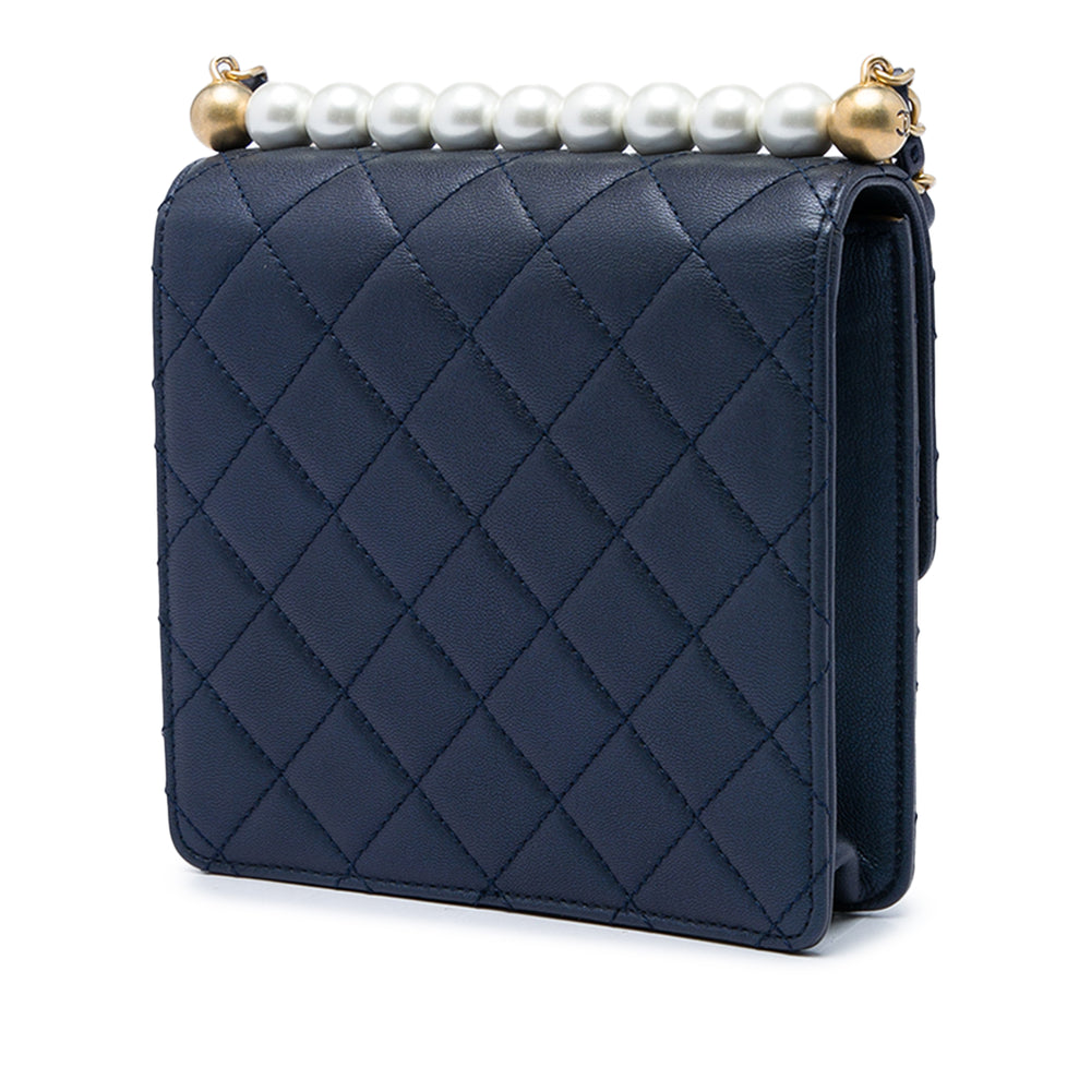 Chanel Matelassé Chic Perles à rabat Petit Cuir d'agneau Bleu – vue 2 – GABY PARIS