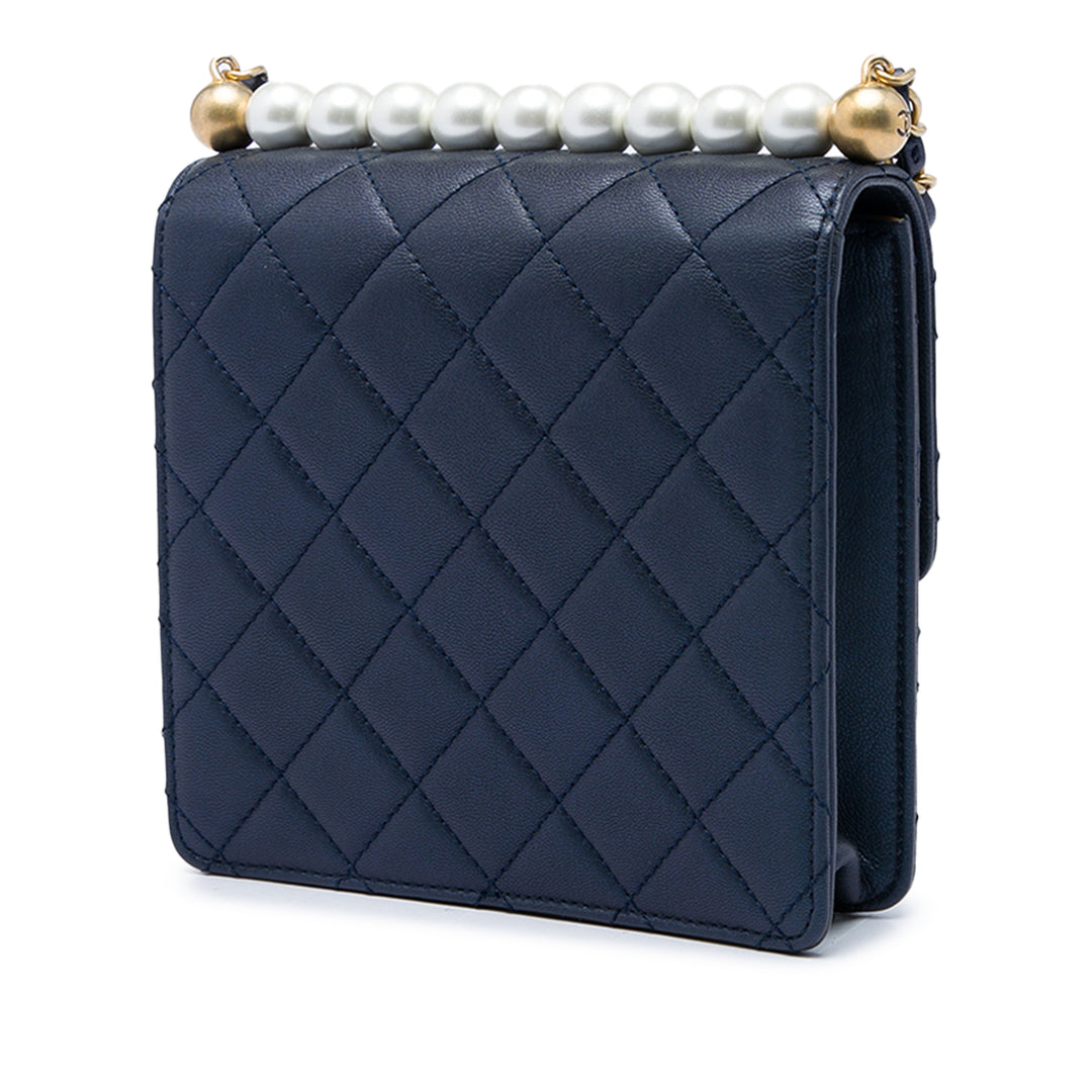 Chanel Matelassé Chic Perles à rabat Petit Cuir d'agneau Bleu – vue 2 – GABY PARIS
