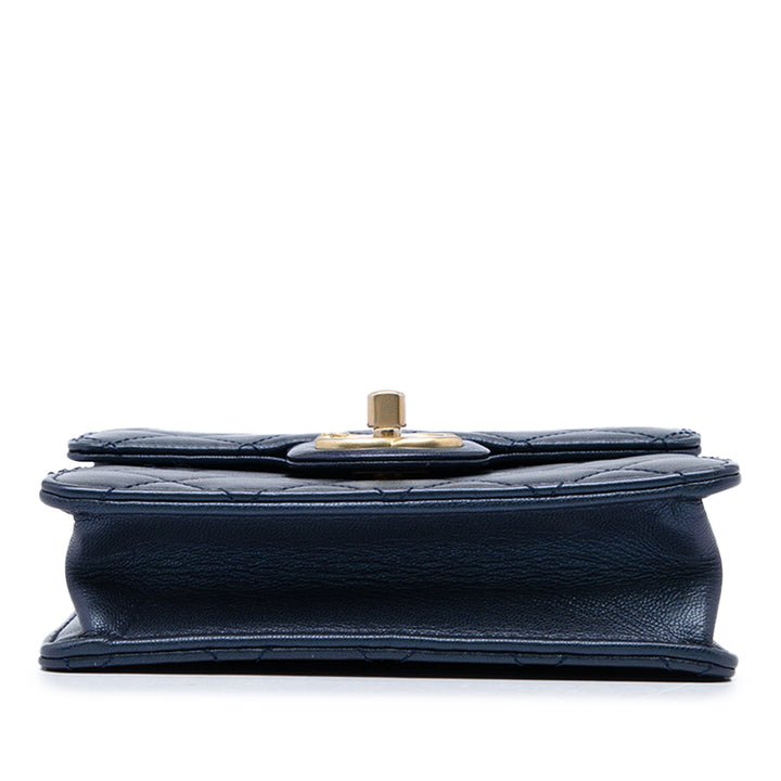 Chanel Matelassé Chic Perles à rabat Petit Cuir d'agneau Bleu – vue 3 – GABY PARIS