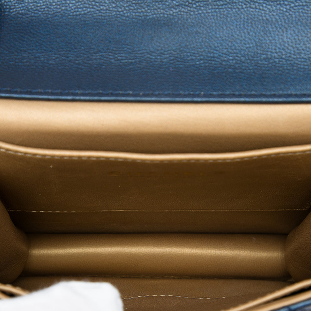 Chanel Matelassé Chic Perles à rabat Petit Cuir d'agneau Bleu – vue 4 – GABY PARIS