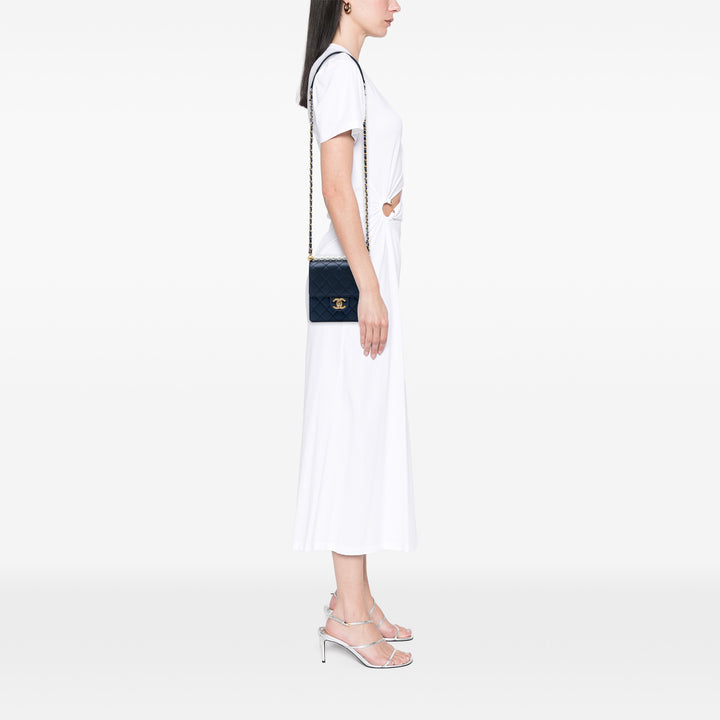 Chanel Matelassé Chic Perles à rabat Petit Cuir d'agneau Bleu – vue 5 – GABY PARIS