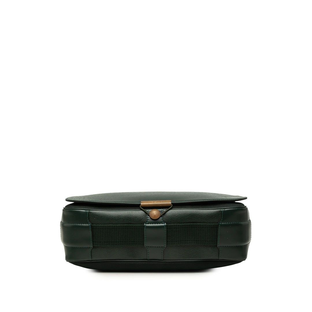 Louis Vuitton Sac bandoulière Taiga Viktor Vert – vue 3 – GABY PARIS