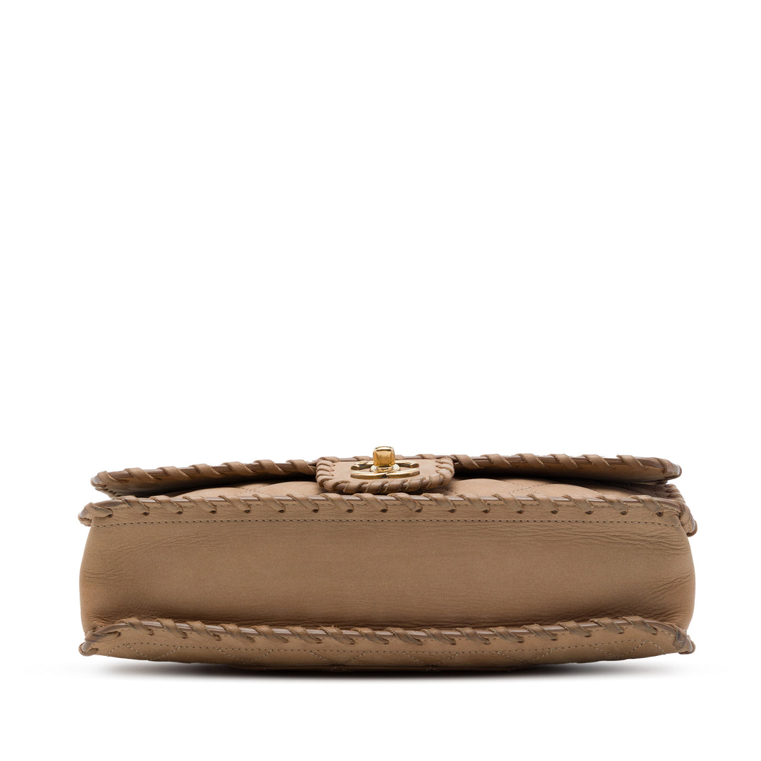 Chanel Matelassé Irisé Happy Stitch à rabat Moyen Cuir de veau Marron – vue 3 – GABY PARIS