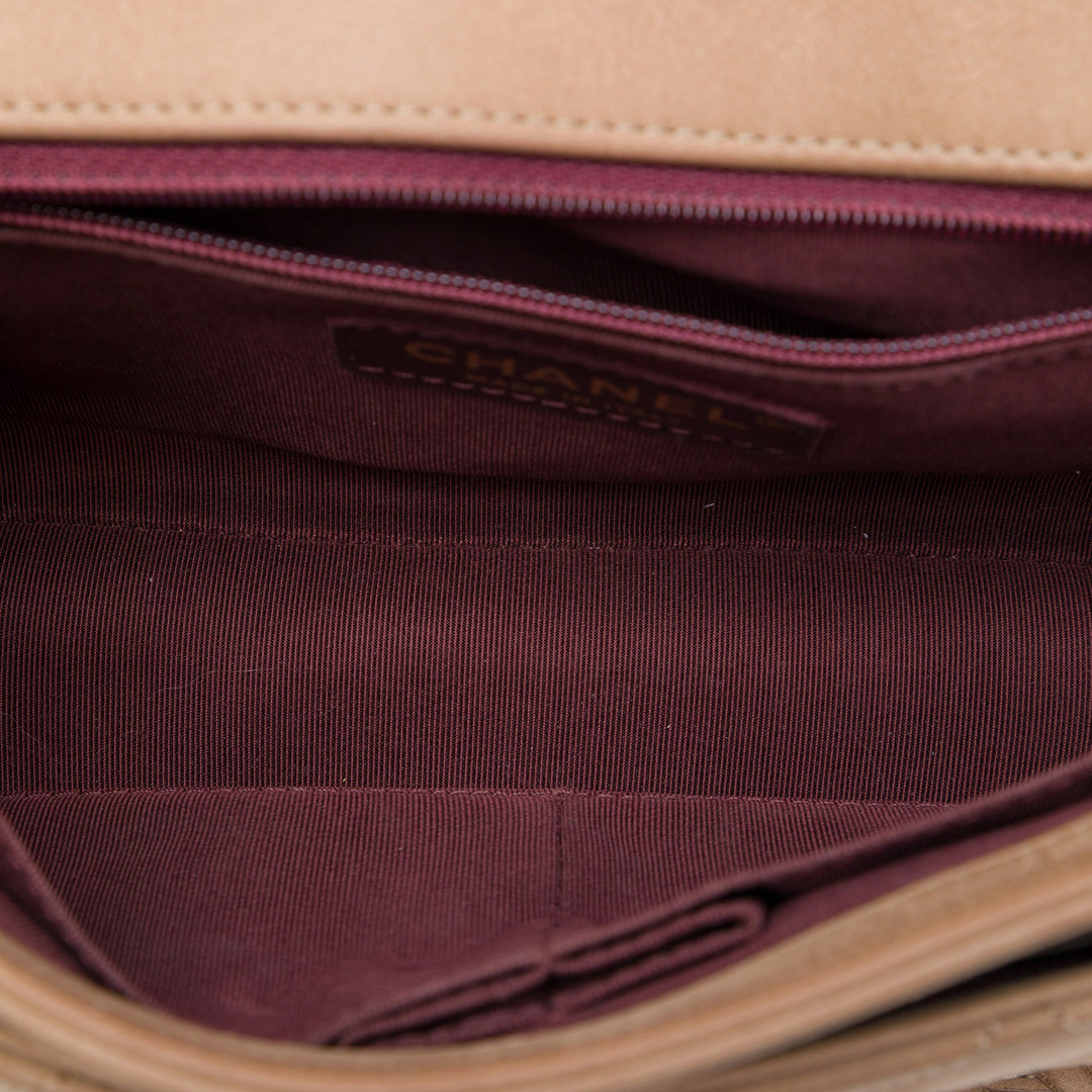 Chanel Matelassé Irisé Happy Stitch à rabat Moyen Cuir de veau Marron – vue 4 – GABY PARIS