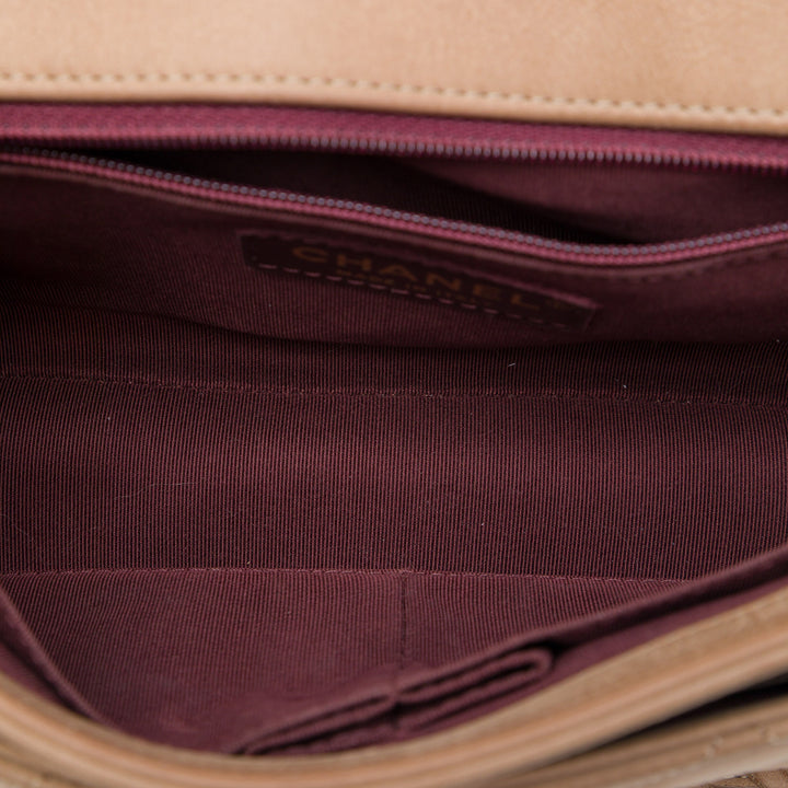 Chanel Matelassé Irisé Happy Stitch à rabat Moyen Cuir de veau Marron – vue 4 – GABY PARIS