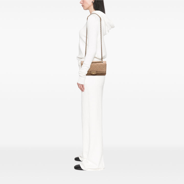 Chanel Matelassé Irisé Happy Stitch à rabat Moyen Cuir de veau Marron – vue 6 – GABY PARIS
