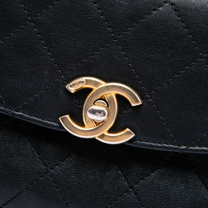 Chanel CC Matelassé Double Sided Armature à rabat Cuir de veau Noir – vue 5 – GABY PARIS
