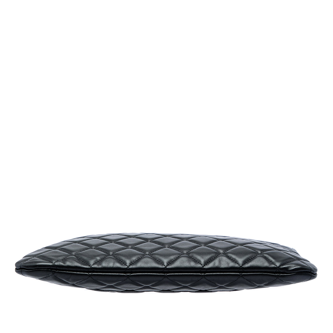 Chanel Medium Matelassé Cuir d'agneau O Étui Pochette
