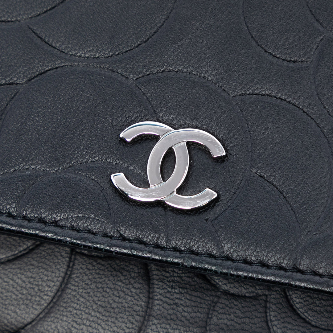 Chanel CC embossé Cuir d’agneau Camellia Wallet on Chain