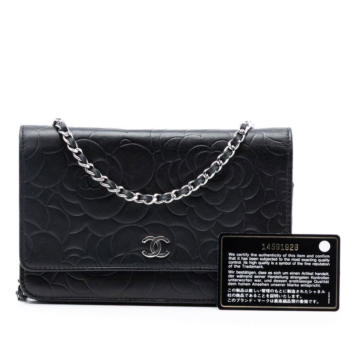 Chanel CC embossé Cuir d’agneau Camellia Wallet on Chain