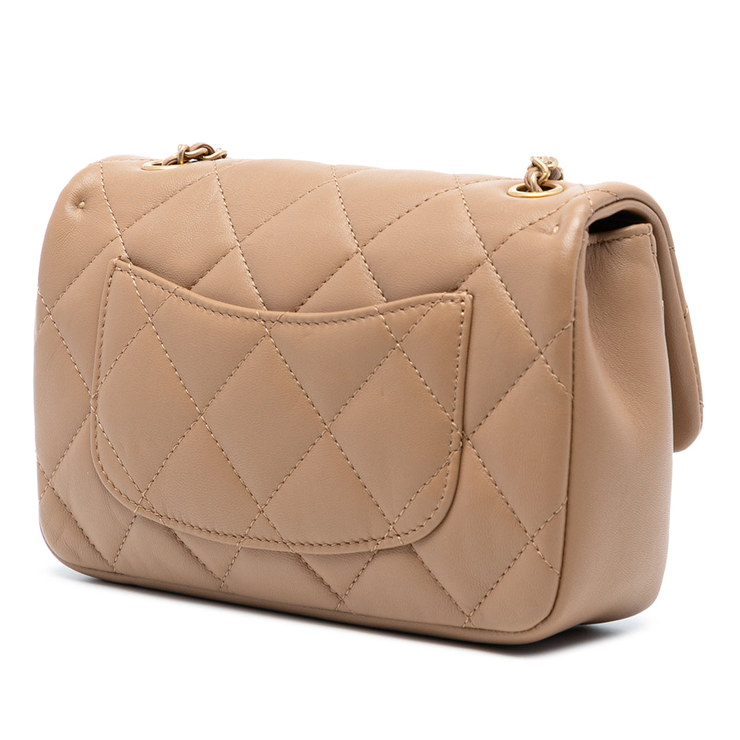 Chanel Mini Rectangular Matelassé Cuir d’agneau Heart Charms à rabat