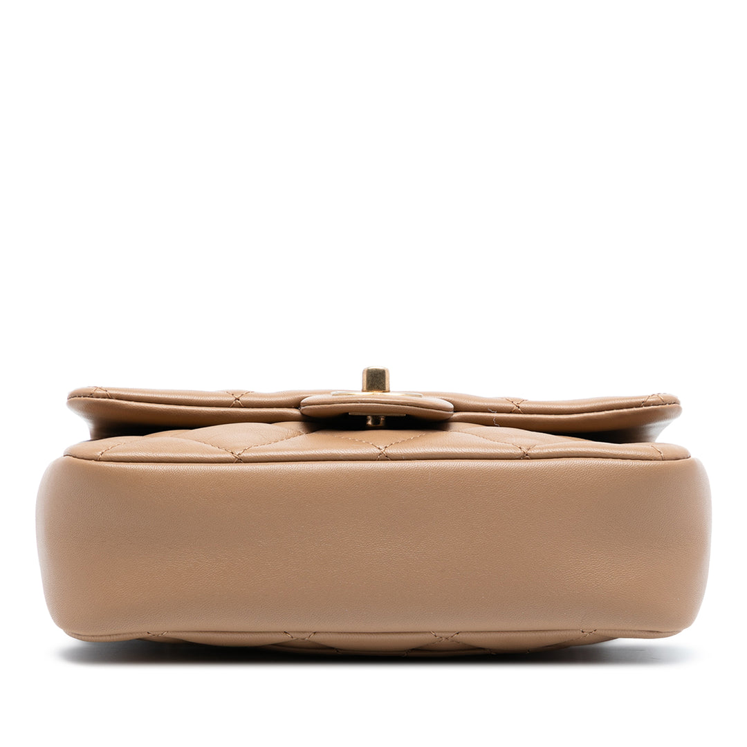 Chanel Mini Rectangular Matelassé Cuir d’agneau Heart Charms à rabat