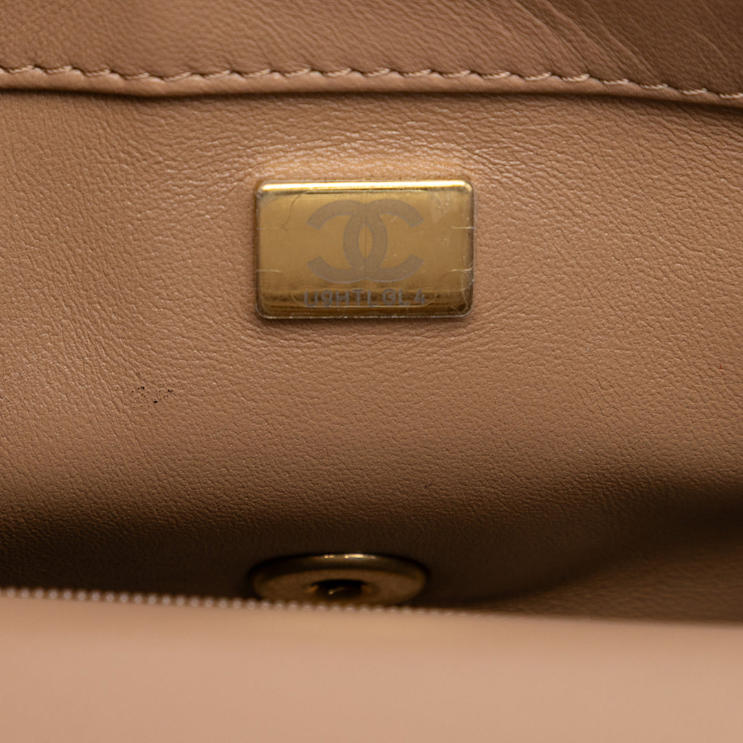 Chanel Mini Rectangular Matelassé Cuir d’agneau Heart Charms à rabat