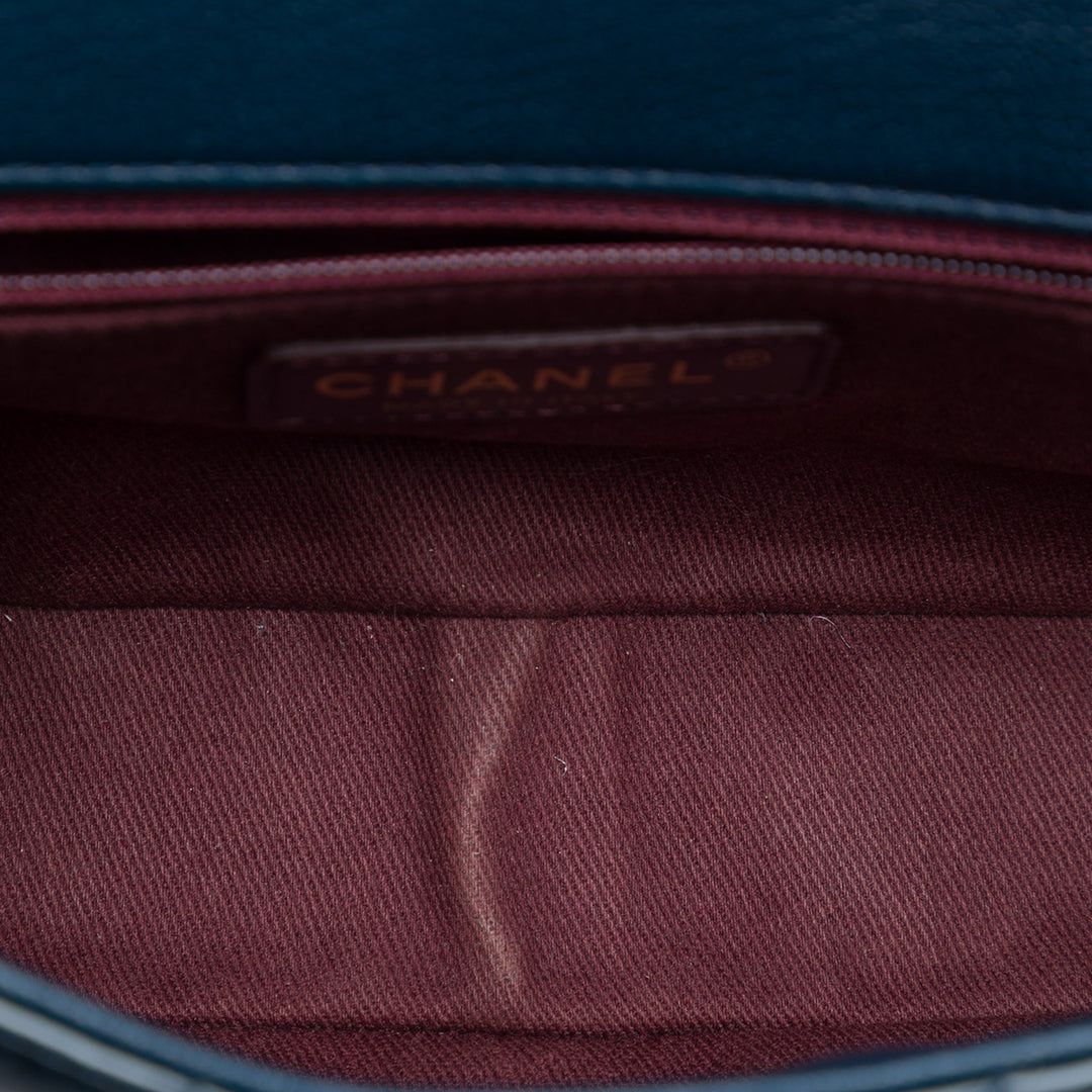 Chanel Paris Salzburg Medium Cuir verni et Cuir de chèvre CC Œillets à rabat
