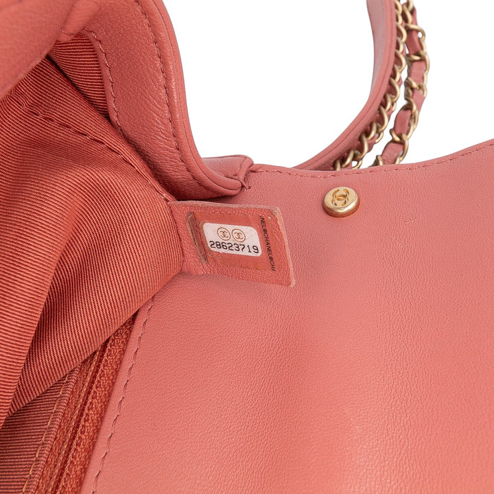 Chanel Matelassé Cuir d’agneau Chain Infinity sac à anse supérieure