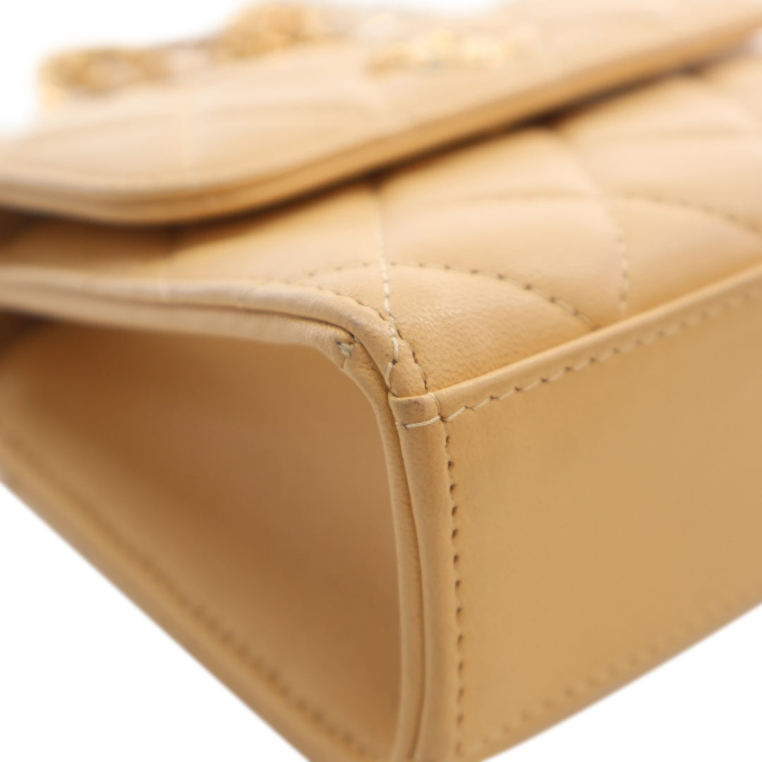 Chanel CC Matelassé Cuir d'agneau Perles fantaisie anse supérieure à rabat