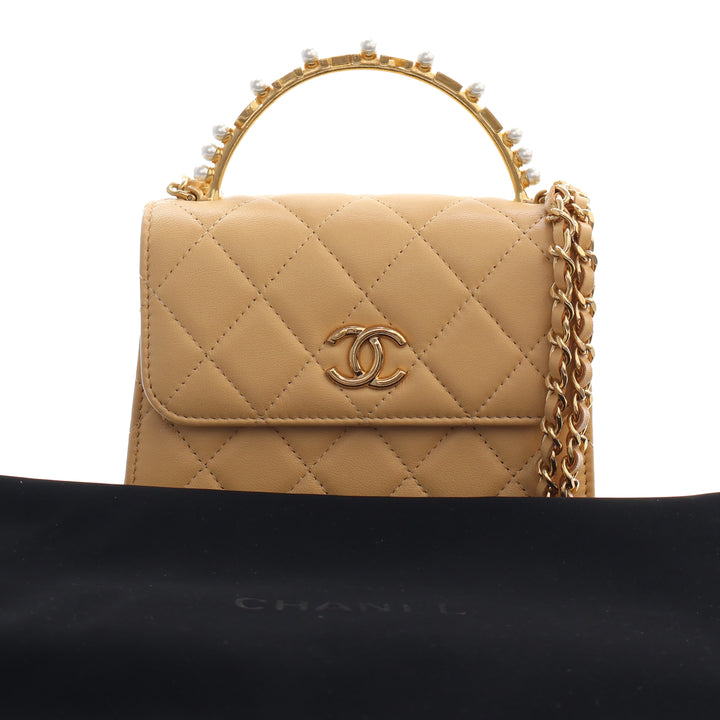 Chanel CC Matelassé Cuir d'agneau Perles fantaisie anse supérieure à rabat