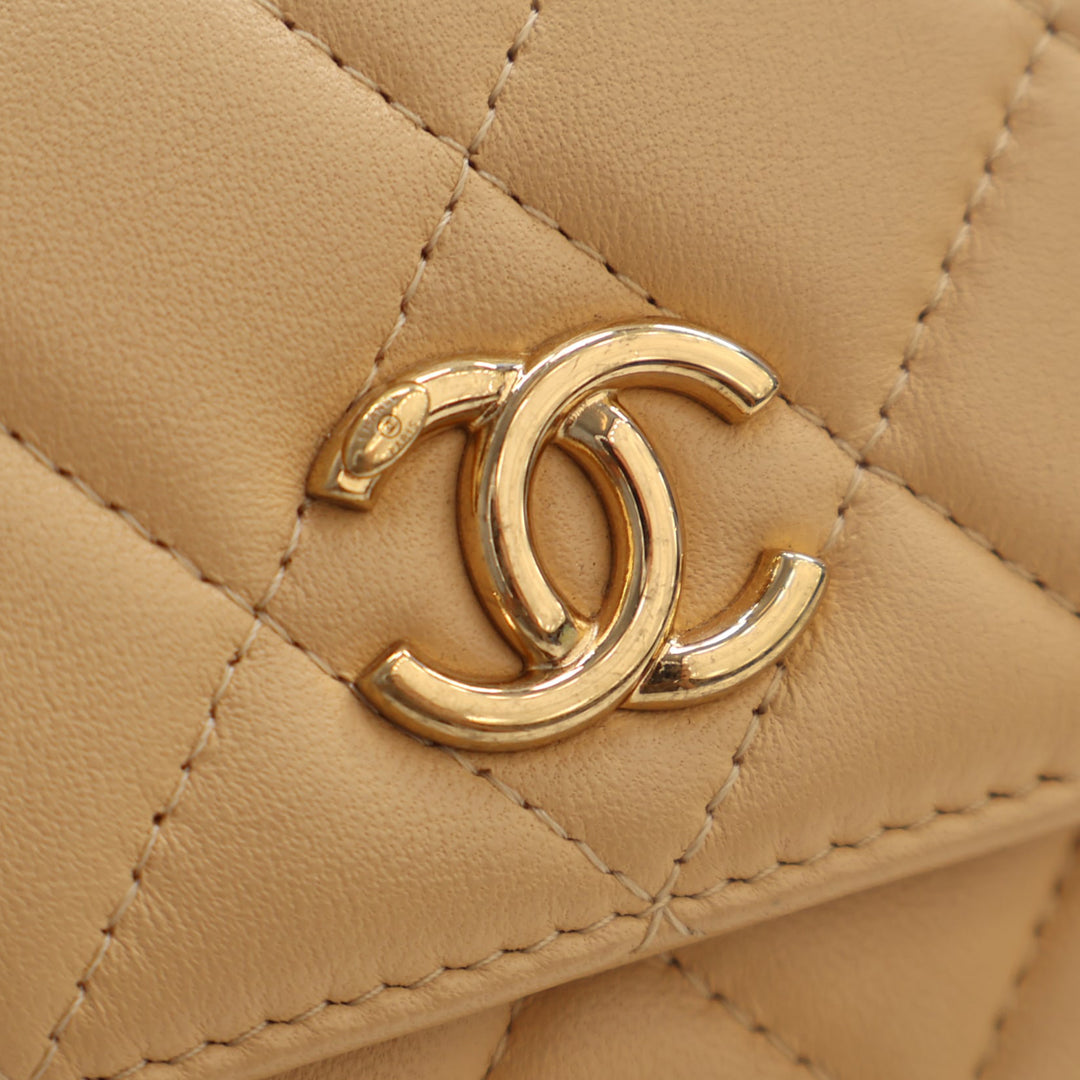 Chanel CC Matelassé Cuir d'agneau Perles fantaisie anse supérieure à rabat