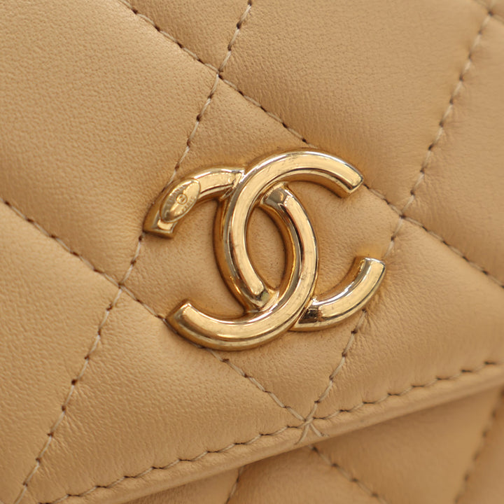 Chanel CC Matelassé Cuir d'agneau Perles fantaisie anse supérieure à rabat