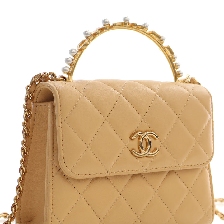 Chanel CC Matelassé Cuir d'agneau Perles fantaisie anse supérieure à rabat