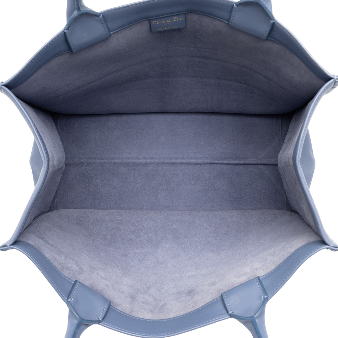 Dior Book Tote embossé Moyen Bleu – vue 4 – GABY PARIS