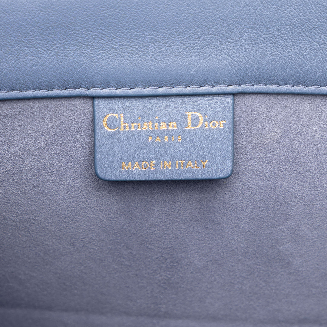 Dior Book Tote embossé Moyen Bleu – vue 5 – GABY PARIS