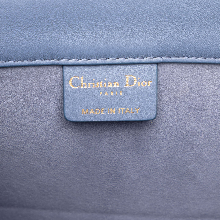Dior Book Tote embossé Moyen Bleu – vue 5 – GABY PARIS