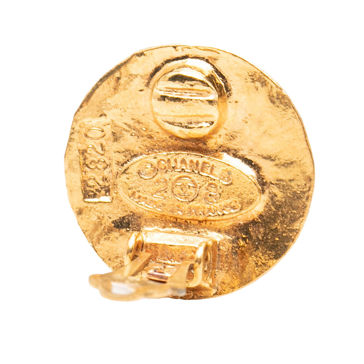 Chanel Boucles d'oreilles CC Rond À clip plaqué or – vue 3 – GABY PARIS
