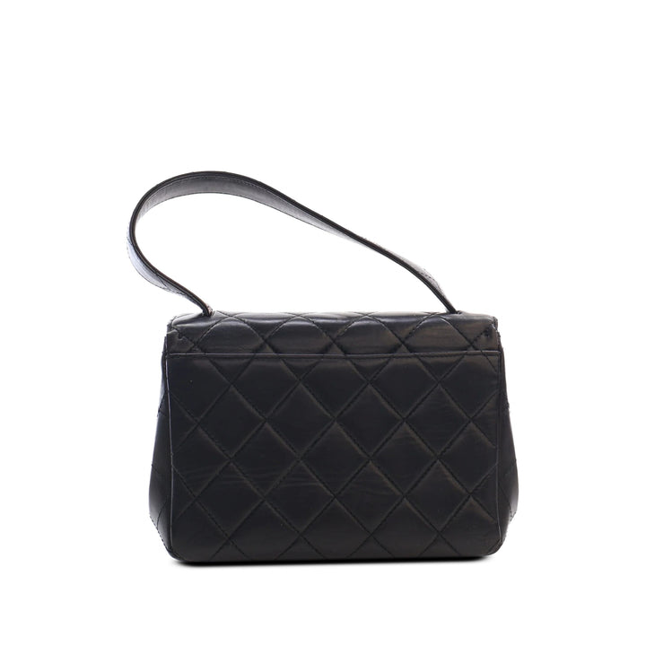 Chanel Sac à main Matelassé Enveloppe à rabat Cuir d'agneau Noir – vue 2 – GABY PARIS