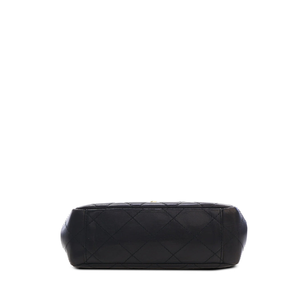 Chanel Sac à main Matelassé Enveloppe à rabat Cuir d'agneau Noir – vue 3 – GABY PARIS