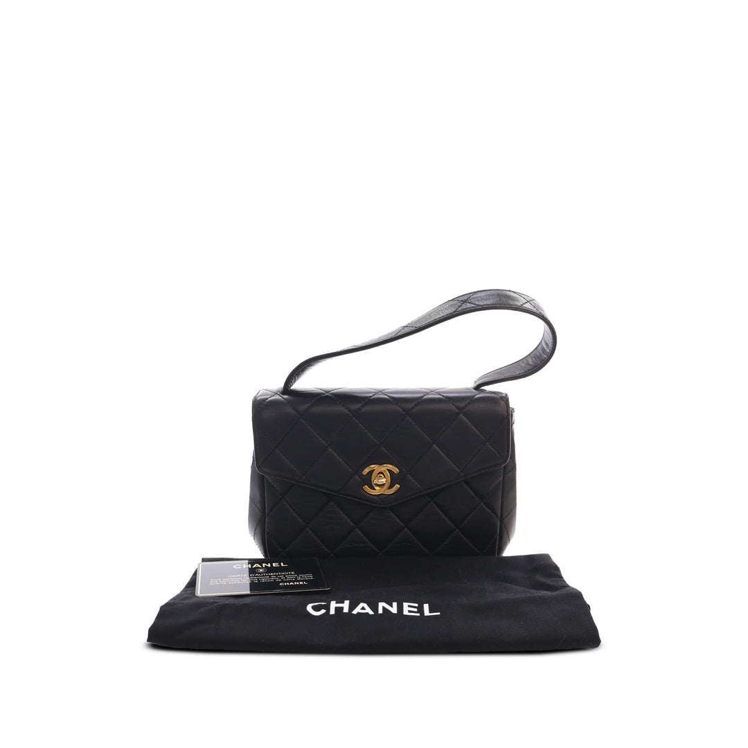 Chanel Sac à main Matelassé Enveloppe à rabat Cuir d'agneau Noir – vue 4 – GABY PARIS